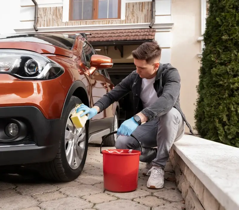 Lavage auto à domicile La Chapelle-sur-Coise : professionnel intervenant sur un véhicule